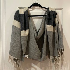 Madewell Wool Windowpane Scarf Cape. Grey.
